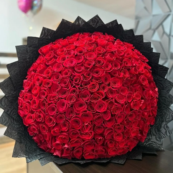 Lavish Blooms-200 Roses